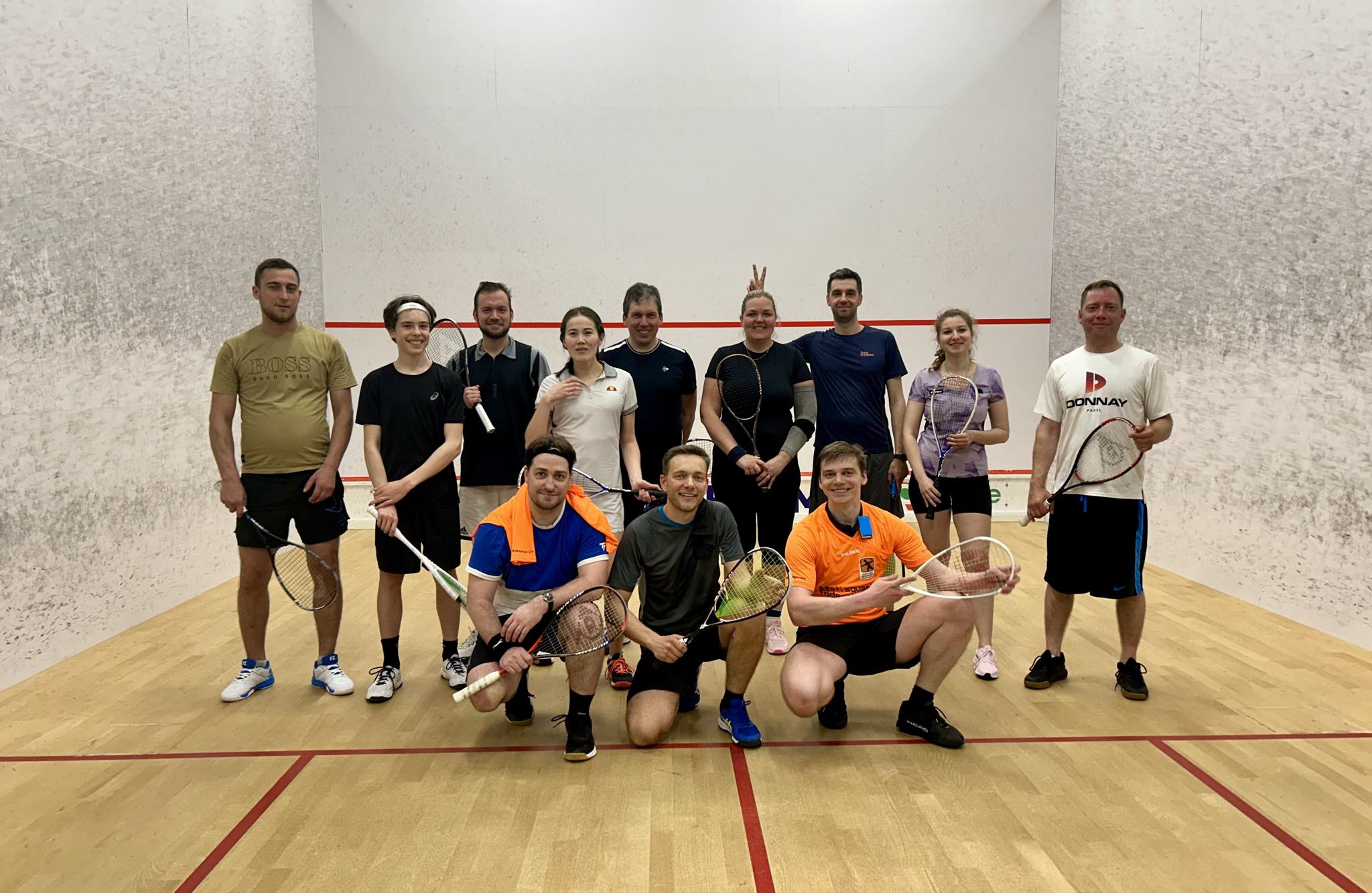 Squashifännid teavad, et nii Tallinnas kui ka Tartus toimuvad iganädalaselt squashi klubiõhtud, kus nii kogenenud mängijad kui ka täiesti esimest korda proovija